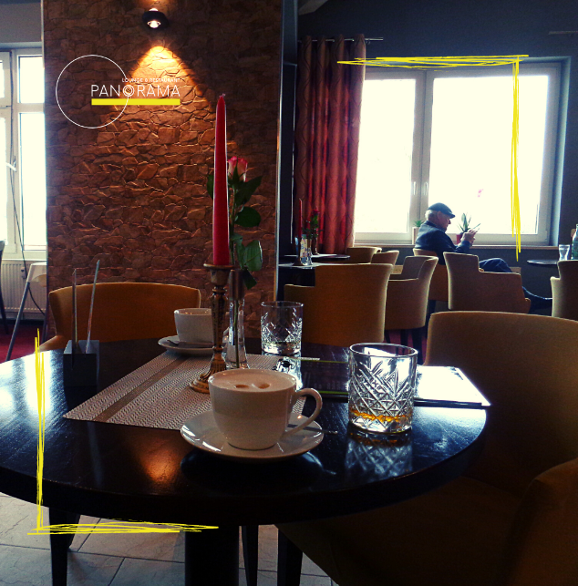 Kaffee und Kerze an einem Loungetisch