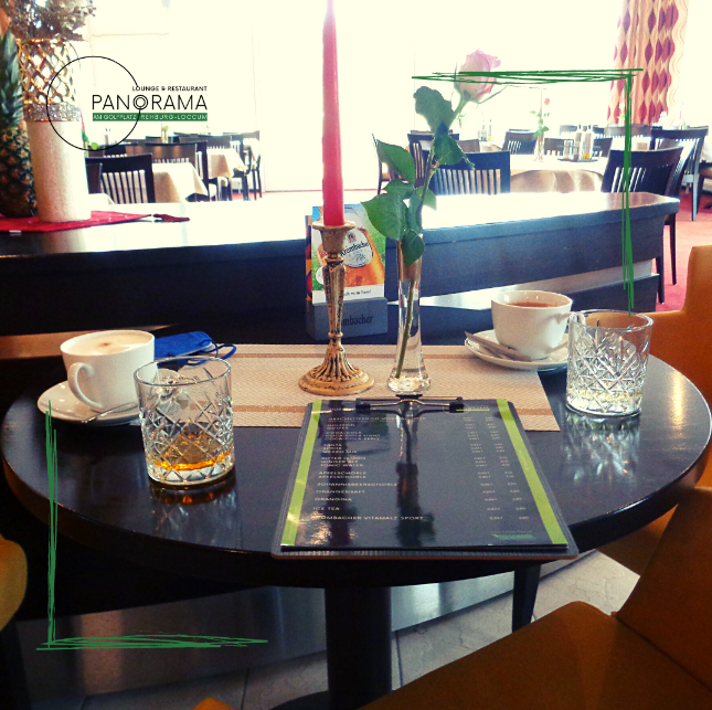 Gedeckter Tisch mit Cappuccino, Rose und Kerze im PANORAMA