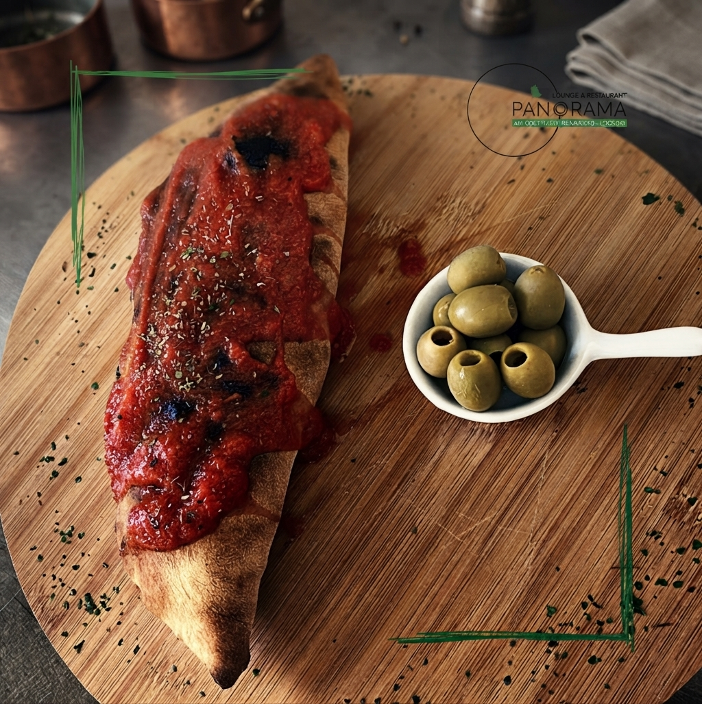 Gegrillter Calzone mit Tomatensugo und grünen Oliven
