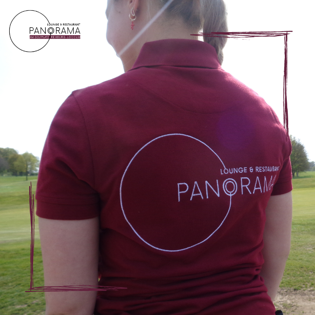 PANORAMA Mitarbeiterin im Poloshirt mit Logo